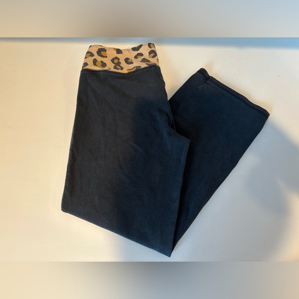 Vintage Y2K VS PINK Cropped Low Rise Leggings in Black w/ Leopard Logo Waistband